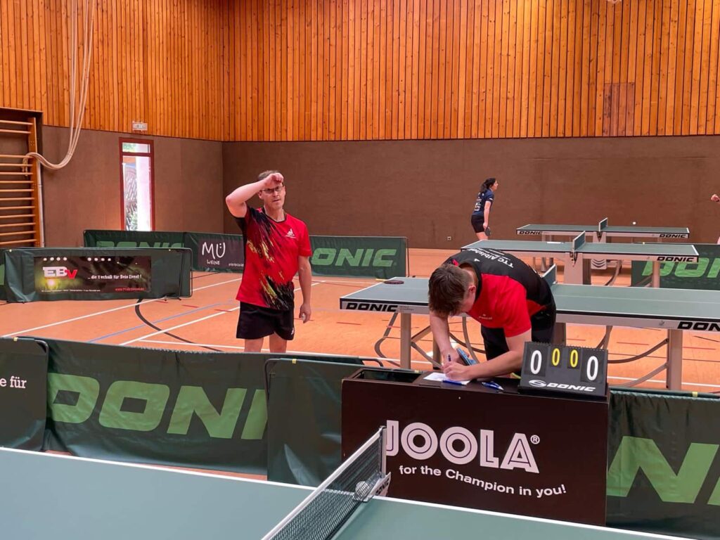a group of people in a tennis court