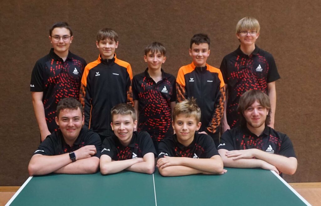 Tischtennismannschaft in Sportkleidung.